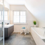 Bad-im-OG-mit-Dusche-und-Badewanne